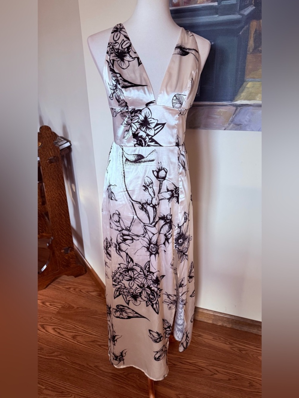 Black and white full length satin dress
Size large Shien.
